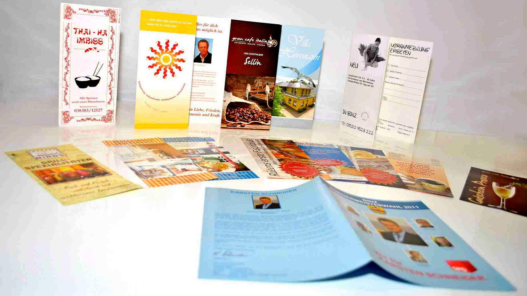 Aufgestellte Flyer, Speisekarten und Faltblaetter fuer Gastronomie und Betriebe auf Ruegen