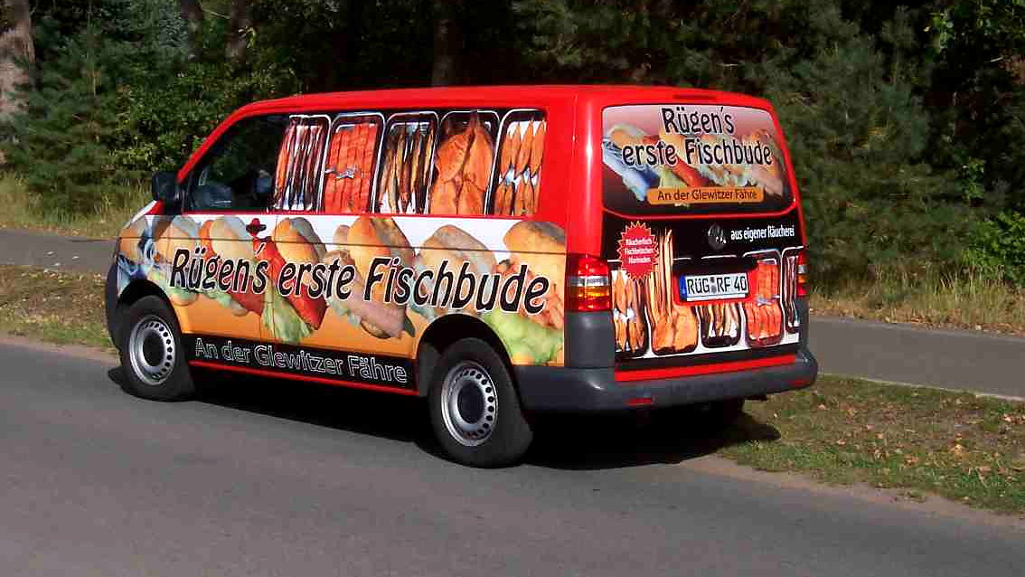 Transporter der Fischbude an der Glewitzer Faehre, vollflaechig beklebt mit gedrucktem Raeucherfisch-Motiv ueber Seiten und Heck